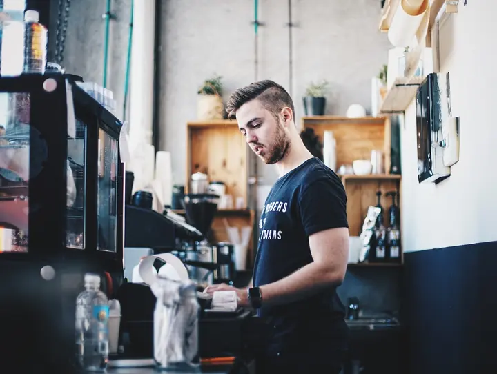 Barman care introduce o comandă la casă