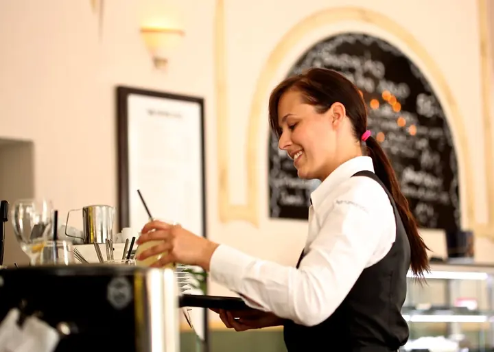 Ospătăriță la bar, într-un restaurant